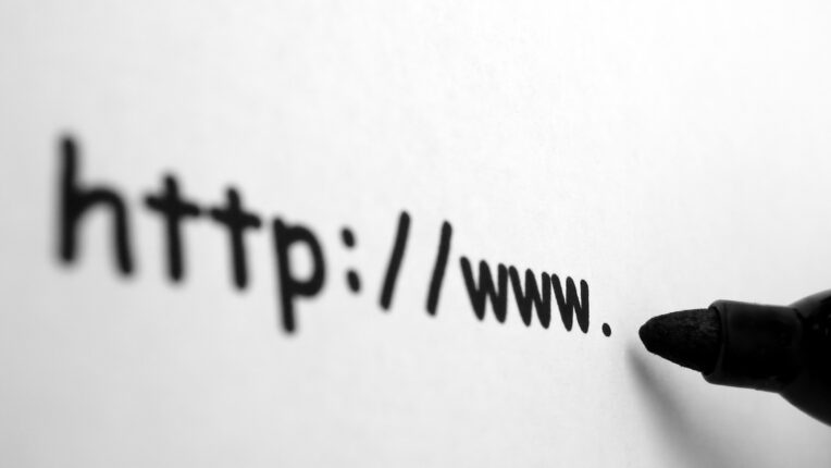 Rotulador negro escribiendo http://www.