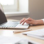 persona trabajando con un ordenador portatil