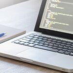 Ordenador portatil con lenguaje de programación