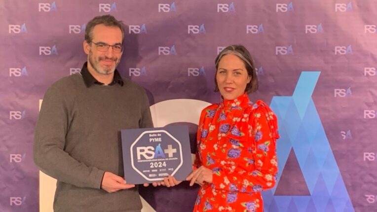 Photocall de la entrega de sellos RSA y RSA+, Pablo Sánchez y Belén GImeno de ARANOVA mostrando el sello RSA+ 2024