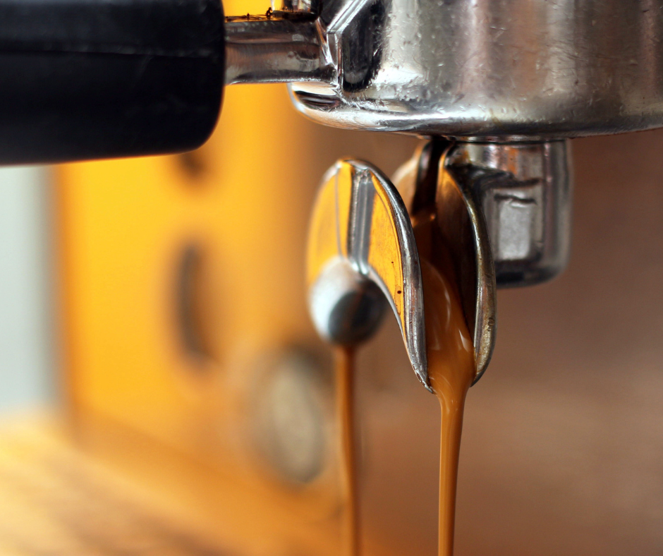 Cafetera dejando fluir el café