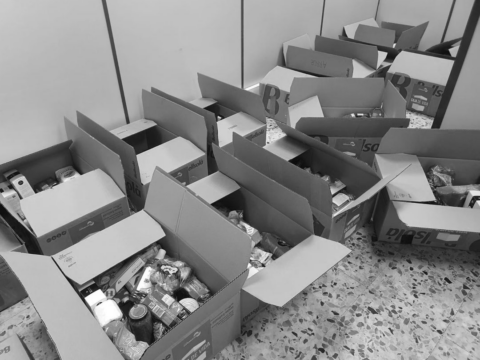 Cajas llenas de productos de primera necesidad para colectivos vulnerables