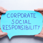 Cuatro manso sosteniendo un cartel en zul que pone "Corporate Social Responsability"