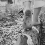 Pies descalzos caminand por el bosque