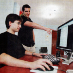 Fotografia donde salen Daniel y Pablo Sánchez de Aranova frente a un ordenador