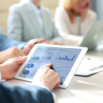 manos-con-tablet-y-dashboards