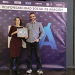 Belén Gimeno y Pablo Sánchez de ARANOVA en el Photocall de las Jornadas de Responsabilidad Social de Aragón mostrando el sello RSA+ 2023