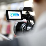 Cámara en primer plano con operador difuminado