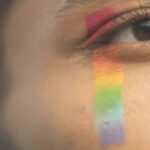 Imgen de un ojo con un maquillaje con la bandera LGTBI+
