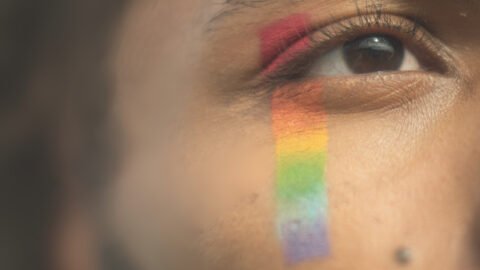 Imgen de un ojo con un maquillaje con la bandera LGTBI+