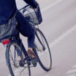 Persona yendo a trabajar en bicicleta