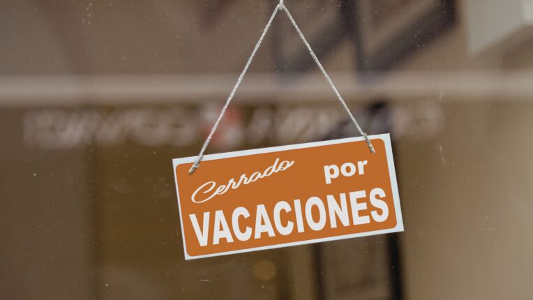 Cartel colgado en una puerta donde puede leerse "Cerrado por vacaciones"!